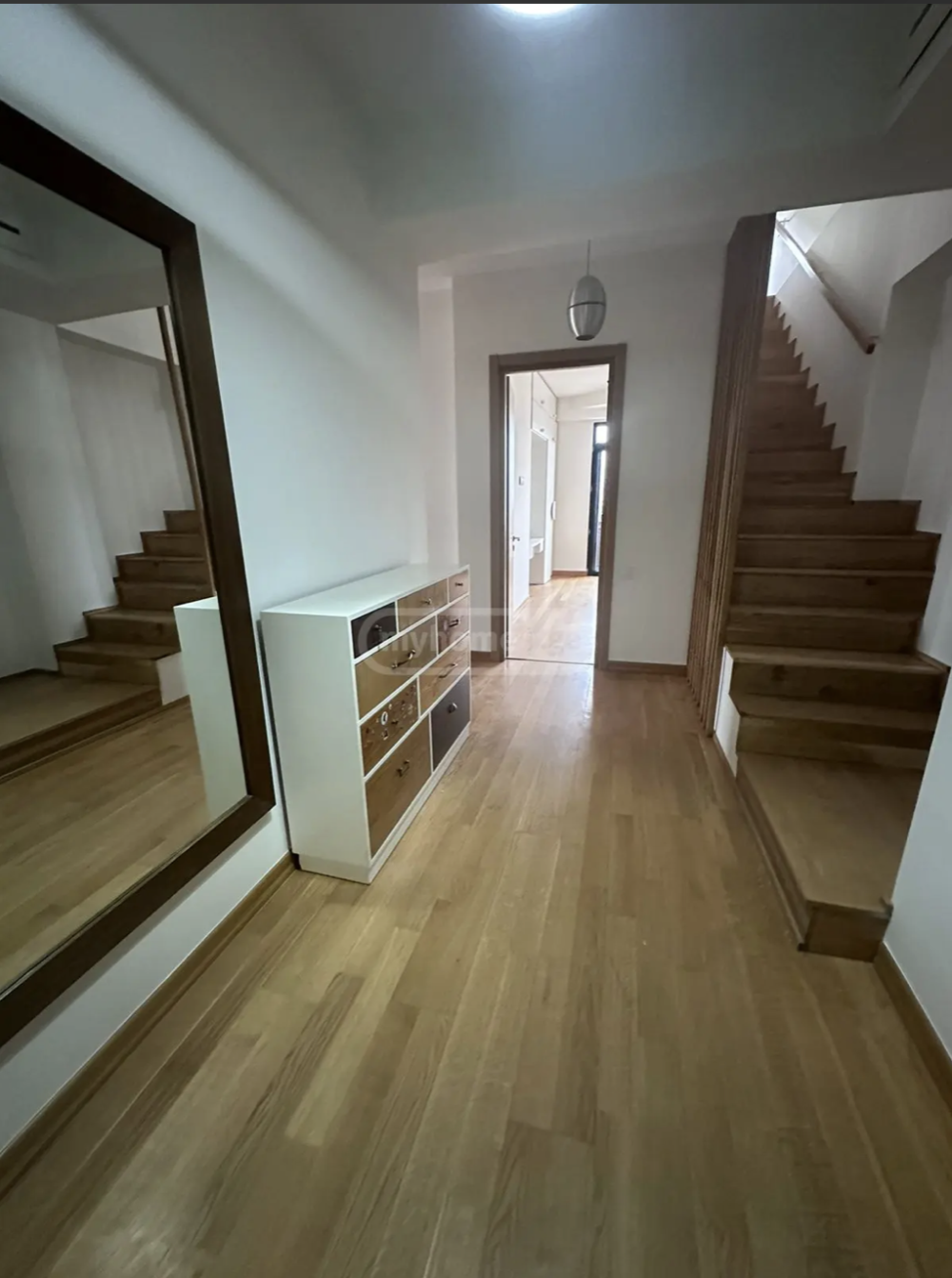 ქირავდება 5 ოთახიანი ბინა საბურთალოზე